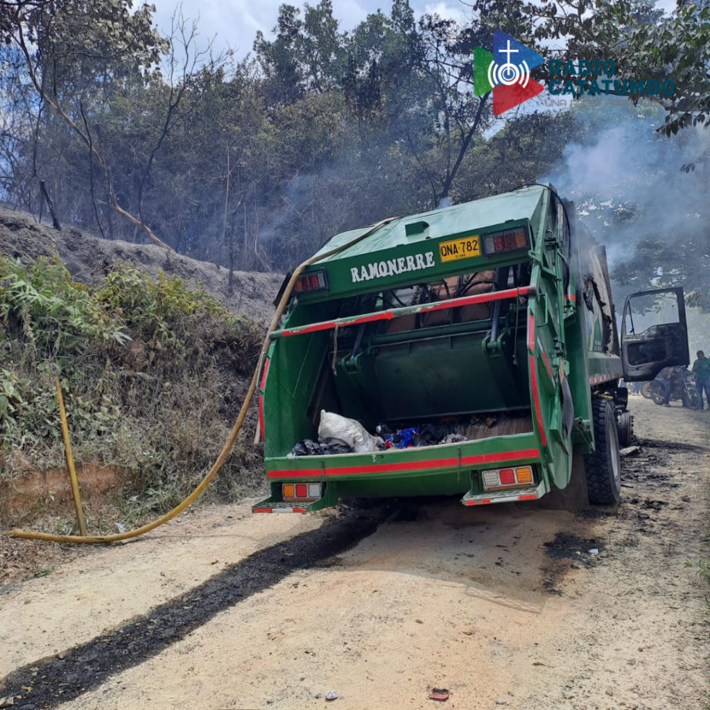 Vechículo recolector de la ESPO S.A. Incinerado en la via al relleno sanitario.