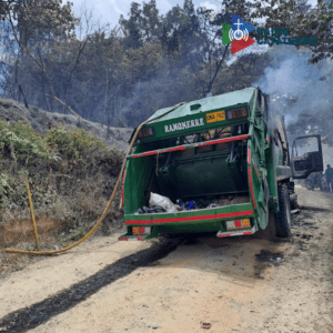 Vechículo recolector de la ESPO S.A. Incinerado en la via al relleno sanitario.