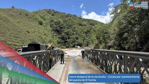 Trabajos de mantenimiento en un puente metálico sobre el río El Tarrita, ubicado en el municipio de Ábrego, Norte de Santander / Foto: Ejército Nacional 