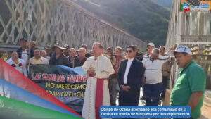 Obispo de la Diócesis de Ocaña, Monseñor Orlando Olave Villanova junto a la comunidad de El Tarrita en medio de los bloqueos tras los incuplimientos de ayudas / Foto: Suministrada