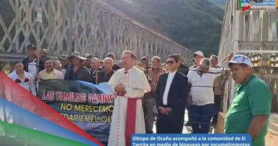 Obispo de la Diócesis de Ocaña, Monseñor Orlando Olave Villanova junto a la comunidad de El Tarrita en medio de los bloqueos tras los incuplimientos de ayudas / Foto: Suministrada