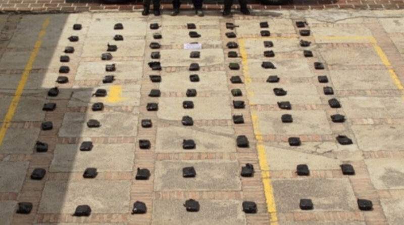 La Policía Nacional logro capturar en flagrancia a un hombre que transportaba 95 paquetes de base de coca en avenida Circunvalar de Ocaña, Norte de Santander / Foto: Suministrada