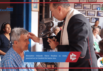 Monseñor Orlando Olave finaliza su visita pastoral en la Catedral de Santa Ana.