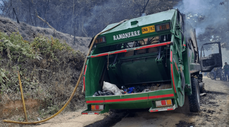Vechículo recolector de la ESPO S.A. Incinerado en la via al relleno sanitario.