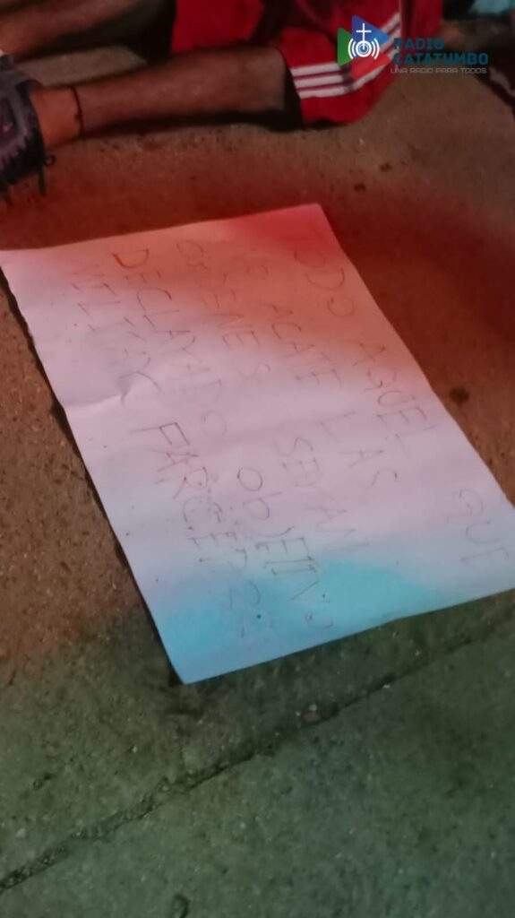 Letrero alusivo a los motivos del creimen