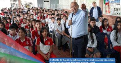 Alcalde de Ocaña, Emiro Cañizares Plata junto a estudiantes del colegio Agustina Ferro / Foto: Alcaldia de Ocaña