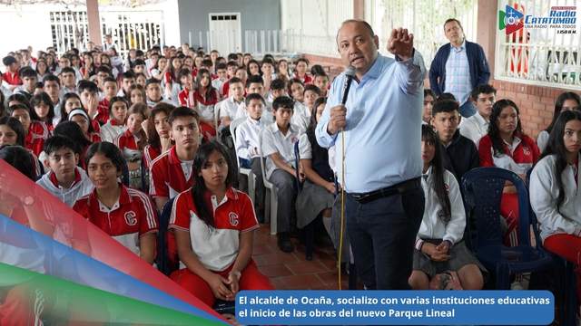 Alcalde de Ocaña, Emiro Cañizares Plata junto a estudiantes del colegio Agustina Ferro / Foto: Alcaldia de Ocaña