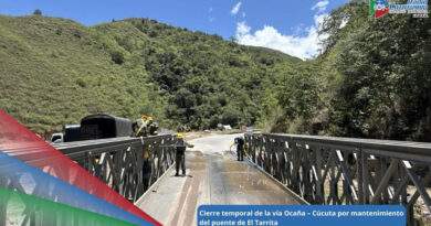 Trabajos de mantenimiento en un puente metálico sobre el río El Tarrita, ubicado en el municipio de Ábrego, Norte de Santander / Foto: Ejército Nacional