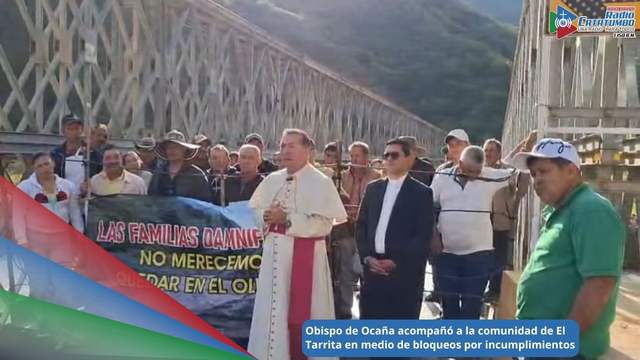 Obispo de la Diócesis de Ocaña, Monseñor Orlando Olave Villanova junto a la comunidad de El Tarrita en medio de los bloqueos tras los incuplimientos de ayudas / Foto: Suministrada