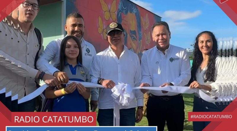 El presidente Gustavo Petro, en compañía del ministro de Educación, Daniel Rojas, oficializó la entrega del Colegio-Universidad en la vereda Bracitos del municipio de El Tarra, Norte de Santander / Foto: Presidencia de la República